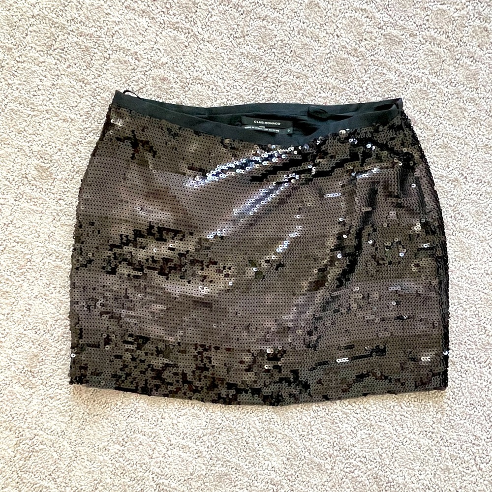 Club Monaco sequinned miniskirt. Beautiful two-toned black stripes. Brand-new.
